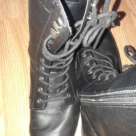 Boots - Picture 2 of 5